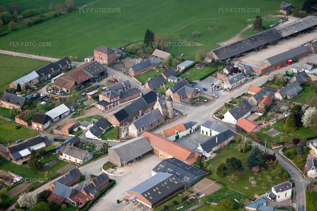 Aerial view: View of the town in Monceau-sur-Oise in the state Aisne, France. – Photo: IMG_39987.jpg taken on 04/17/2011 by Werner Riehm/FLY-FOTO.com – Resolution of the original: 4752 x 3168 px