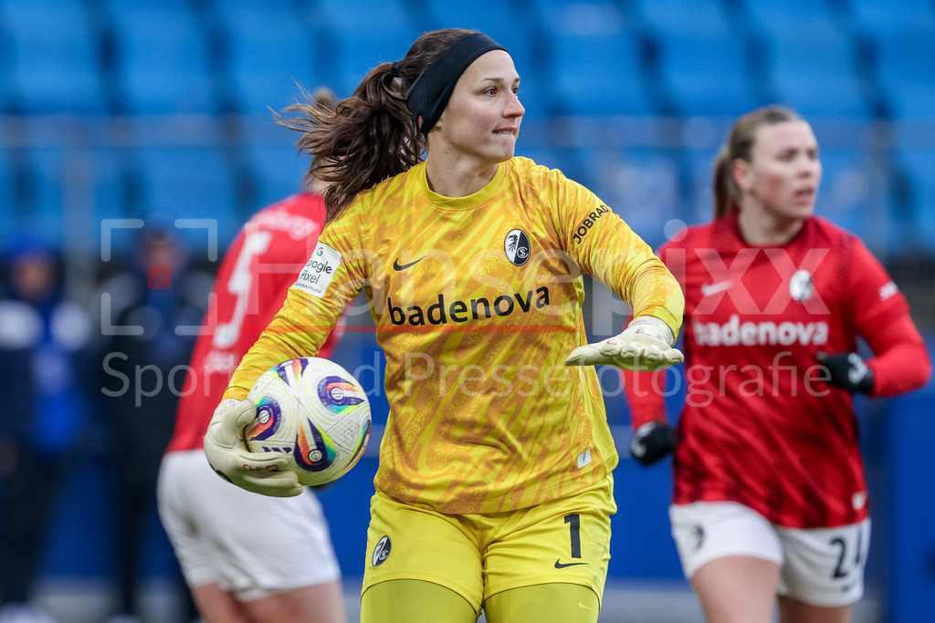 Fussball, Google Pixel Frauen-Bundesliga, Hamburger SV - SC Freiburg | Laura Benkarth (Torhüterin, SC Freiburg, 1) am Ball, Einzelbild, Ganzkörper, Aktion, Action, Spielszene, Portrait, Nahaufnahme, Einzelfoto, Einzelbild, DIE DFB-RICHTLINIEN UNTERSAGEN JEGLICHE NUTZUNG VON FOTOS ALS SEQUENZBILDER UND/ODER VIDEOÄHNLICHE FOTOSTRECKEN. DFB REGULATIONS PROHIBIT ANY USE OF PHOTOGRAPHS AS IMAGE SEQUENCES AND/OR QUASI-VIDEO.