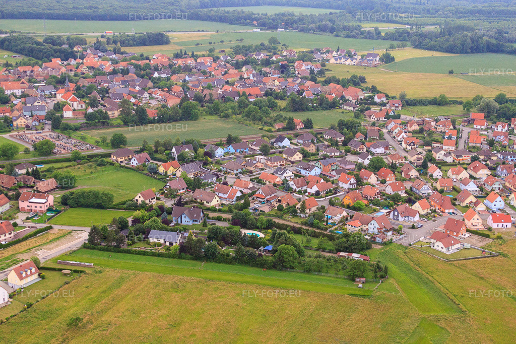 Vue aérienne: Vue de la ville depuis le sud-est à Rountzenheim dans le département Bas Rhin, France – .Photo: IMG_28807.jpg prise le 14/06/2010 par Werner Riehm/FLY-FOTO.eu – Résolution de l'original: 4752 x 3168 px