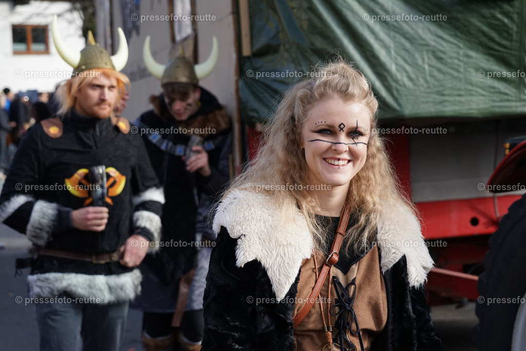 news-2023-Feb11-Fasching-Weissenbach-DSC01893 | Info aus dem Bezirk Reutte/Ausserfern Tirol sowie eine umfangreiche Bilddatenbank über die gesamte Region: Lechtal, Talkessel Reutte, Tannheimertal, Zwischentoren. Lech, Plansee, Zugspitze, Grenztunnel, B179, Fernpassstraße, Verkehr, Lawinen, Tradition, - Realisiert mit Pictrs.com
