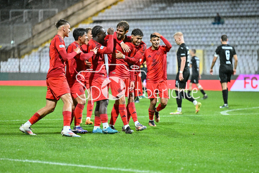 FC Bayern Amateure - TSV Buchbach | Jubel nach dem Treffer zum 2-1 durch Luca DENK (FC Bayern München II #6) / Tor / Jubel / Happy / Tor / torschuezte / Regionalliga Bayern: FC Bayern München II - TSV Buchbach, Gruenwalder Stadion am 27.09.2024