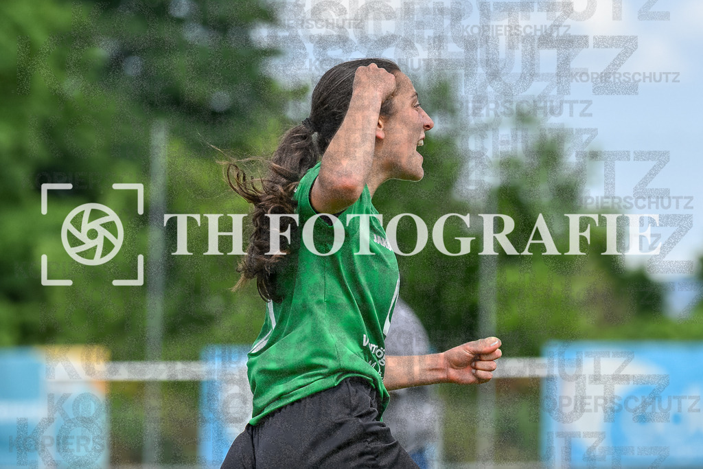 GER, FC Hauingen - SV Waldhaus, Frauen-Fussball, Rothaus Bezirkpokal, Finale, Saison 2024/2025, 29.05.2025 | Team SV Waldhaus freut sich ueber den Sieg und den Gewinn des Bezirkspokals.GER, FC Hauingen - SV Waldhaus, Frauen-Fussball, Rothaus Bezirkpokal, Finale, Saison 2024/2025, 29.05.2025Foto: TH Fotografie/Thomas Hess
