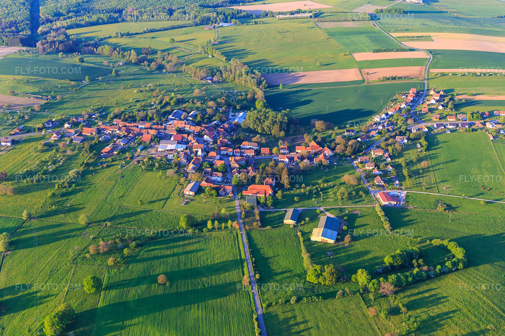 Aerial view: Village view from the southwest in Asswiller in the state Bas-Rhin, France. – Photo: IMG_145855.jpg taken on 04/30/2025 by Werner Riehm/FLY-FOTO.com – Resolution of the original: 5472 x 3648 px