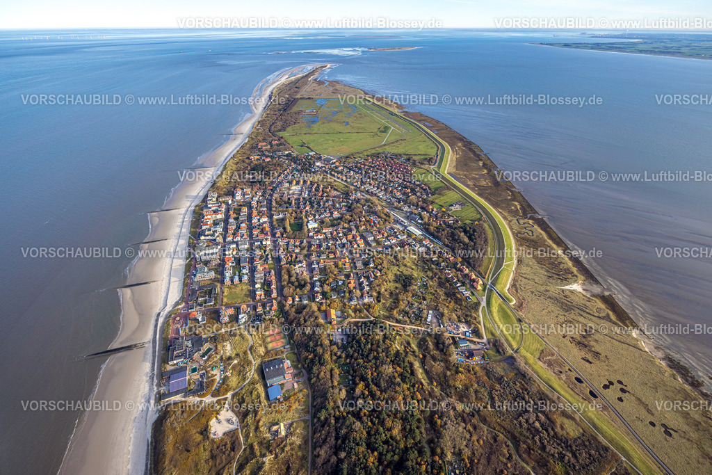 Friesland251106434Wangerooge | Luftbild, Wangerooge Zentrum Wohngebiet mit Ostteil der Insel und Flugplatz Wangerooge (EDWG/AGE), Sandstrand und Buhnen, Wangerooge, Norddeutschland, Ostfriesland, Niedersachsen, Deutschland