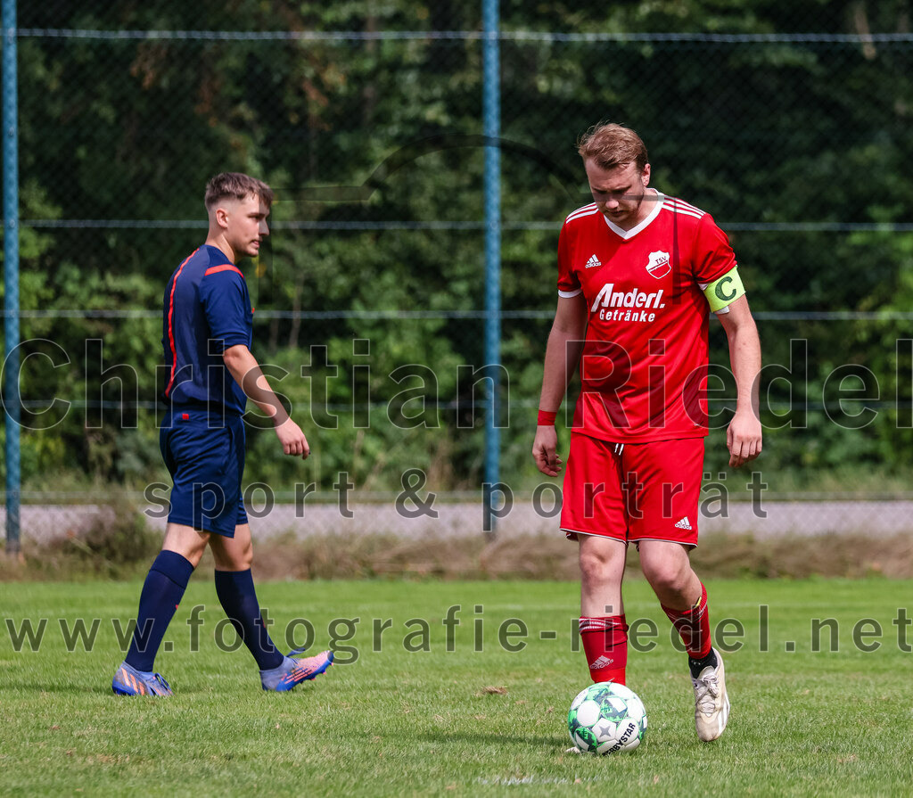 2023-09-03_061_TSV_Oberpframmern_II_gegen_TSV_Hohenbrunn_II | Oberpframmern, Deutschland, 03.09.2023:
Fußball, B-Klasse 2023 / 2024, 3. Spieltag, TSV Oberpframmern II gegen TSV Hohenbrunn II, Endergebnis: 0:2

Schiedsrichter Karlo Kerovec, Robert Schneider (TSV Oberpframmern, #10)

Foto: Christian Riedel / fotografie-riedel.net
