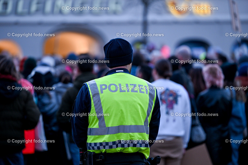 Demonstration gegen rechts in Linz Hauptplatz_ 25.02.2024-37 | 25.02.2024, Stadt Linz, AUT, Demonstration gegen rechts in Linz Hauptplatz, im Bild Kundgebungsteilnehmer, Menschen, Teilnehmer