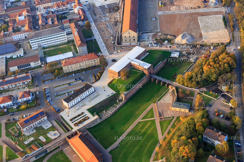 Stadtpark Fronte Lamotte mit Bürgerhaus Germersheim und Tourismus-, Kultur- und Besucherzentrum im Weissenburger Torgebäude sowie Kindertagesstätte Die Kleinen Strolche http://www.germersheim.eu/ https://www.germersheim-erleben.eu/ | Luftbild: Stadtpark Fronte Lamotte mit Bürgerhaus Germersheim und Tourismus-, Kultur- und Besucherzentrum im Weissenburger Torgebäude sowie Kindertagesstätte Die Kleinen Strolche http://www.germersheim.eu/ https://www.germersheim-erleben.eu/ in Germersheim im Bundesland Rheinland-Pfalz in Deutschland. Foto: IMG_104510.jpg vom 03.11.2017 durch Werner Riehm/FLY-FOTO.de - Realisiert mit Pictrs.com