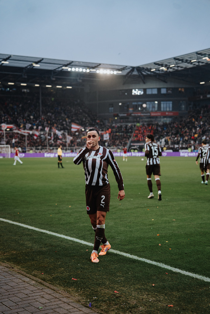 HEV07024 | Der offizielle Shop für FC St. Pauli Fotos. Wähle aus Spielszenen & Fanmomenten dein FCSP Wunschformat. Wir liefern Millerntor-Atmosphäre.
