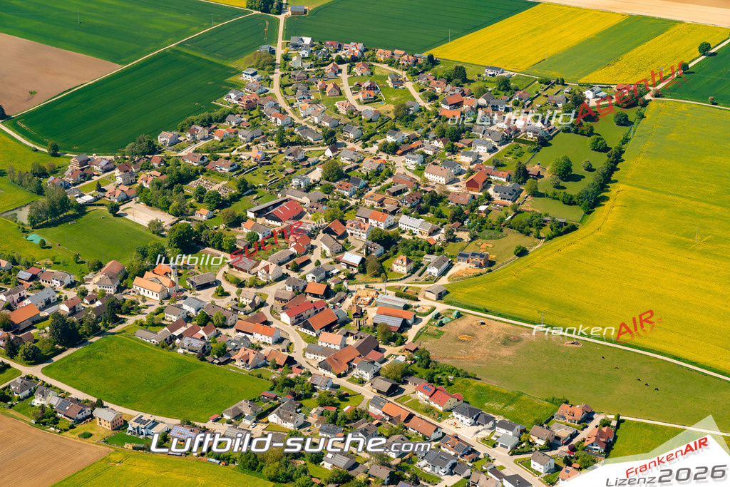 Das Luftbild zeigt : Steinsdorf Altmannstein - Die Luftaufnahme wurde 2024 vom UL-Flugzeug aus erstellt ( keine Drohne ) - Hochauflösende Luftaufnahme - Für grossformatige Ausdrucke geeignet. Die Geschenkidee !Mit Lizenz und Bildrechte bestellbar
