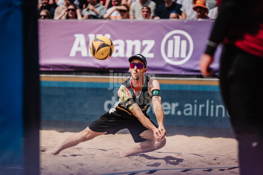 Beachvolleyball | Männer | Allianz German Beach Tour 2025 | Tourstop Düsseldorf | 18.05.2025 | Clemens Wickler springt zum Ball
