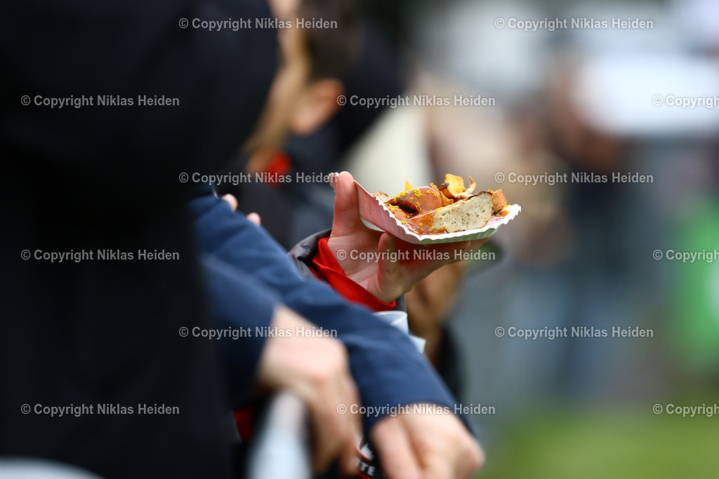 NH_Altona93_SV Hemelingen_AufstiegsrundeRegionalligaNord_28052025 | Die Stadion-Currywurst an der Adolf-Jäger-Kampfbahn.Fußball I Herren I Aufstiegsrunde zur Regionalliga Nord I Saison 2024-2025 I 1. Spieltag I Altona 93 - SV Hemelingen I 28.05.2025 I Adolf-Jäger-Kampfbahn - Realisiert mit Pictrs.com