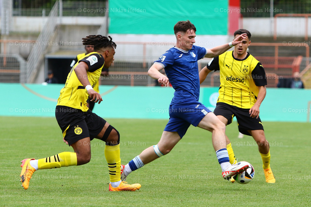 NH_BorussiaDortmundU19_TSG1899HoffenheimU19_U19Bundesliga_30052024 | #4 Filippo Calixte Mane (Borussia Dortmund U19), #11 Paul Hennrich (TSG 1899 Hoffenheim U19)

Fußball I Junioren I A-Junioren Bundesliga I Saison 2023-2024 I Finale Deutsche Meisterschaft I Borussia Dortmund U19 - TSG 1899 Hoffenheim U19 I 30.05.2024 I Stadion Niederrhein