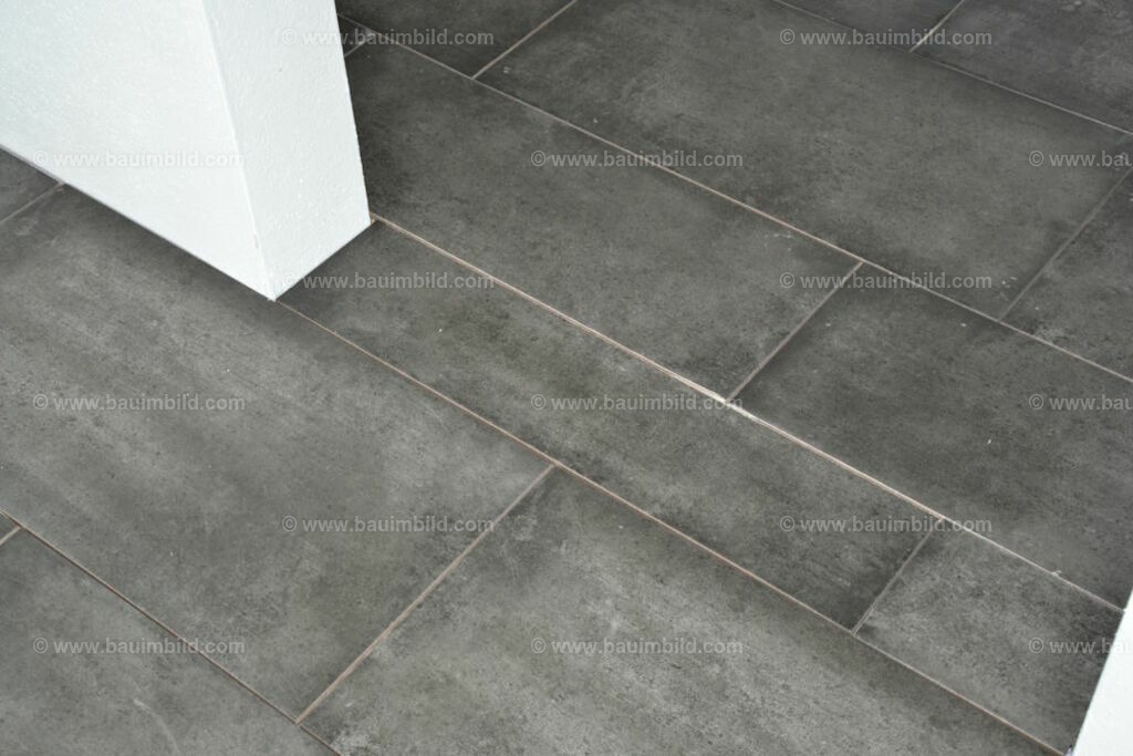 bib-lg21-fliesenlegerarbeiten-0084 | Nach LV-Leistungsgruppen sortierte Detailfotos über den Bau eines Hauses. Alle Hausbau-Bilder direkt vom Urheber und Autor der Website Haus-Selber-Bauen.com