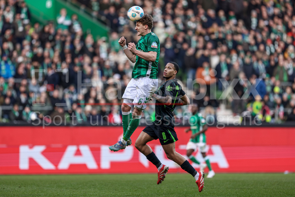 Fussball, Bundesliga, SV Werder Bremen - VfL Wolfsburg | v.li.: Jens Stage (SV Werder Bremen, 6) und Aster Vranckx (VfL Wolfsburg, 6) im Kopfballduell, Kopfball, Zweikampf, Action, Aktion, Spielszene, DIE DFL-RICHTLINIEN UNTERSAGEN JEGLICHE NUTZUNG VON FOTOS ALS SEQUENZBILDER UND/ODER VIDEOÄHNLICHE FOTOSTRECKEN. DFL REGULATIONS PROHIBIT ANY USE OF PHOTOGRAPHS AS IMAGE SEQUENCES AND/OR QUASI-VIDEO.