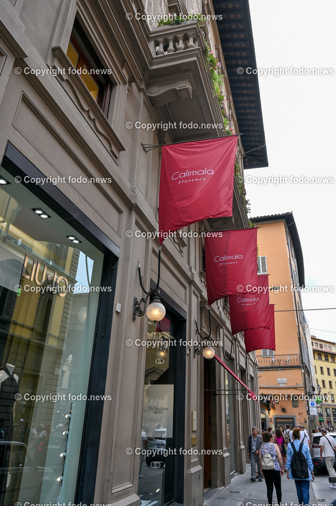 Italien_ Toscana_ Florenz_ 30.05.2024-357 | 30.05.2024, Italien, ITA, Toskana, Florenz im Bild Stadtansichten, Gebäude, Architektur, Touristen, Historisch, Souvenir, Altstadt, Museum, Statuen, Skulpturen, Piazza della Signoria, Statue David, Palazzo Vecchio, Neptunbrunnen, Piazza della Repubblica, Ponte Vecchio, Brücke, Uffizien, Kathedrale Santa Maria del Fiore, Arno, Fluß


Florenz, Firenze, ist eine italienische Großstadt. Nach Einwohnern ist sie die achtgrößte Stadt Italiens. Florenz ist die Hauptstadt sowie größte Stadt der Region Toskana und der Metropolitanstadt Florenz, in der etwa eine Million Menschen leben. Florenz ist für seine Geschichte berühmt. Leonardo da Vinci verbrachte große Teile seiner Jugend in Florenz, Michelangelo fand Unterschlupf in der Kirche der Medici, Galileo Galilei wohnte als Hofmathematiker in den Palästen der Medici. Von 1865 bis 1871 war die Stadt die Hauptstadt des neu gegründeten Königreichs Italien. Das historische Zentrum von Florenz zieht Jahr für Jahr Millionen von Touristen an. Die historische Innenstadt wurde von der UNESCO im Jahre 1982 zum Weltkulturerbe erklärt. 
Quelle: Wikipedia
