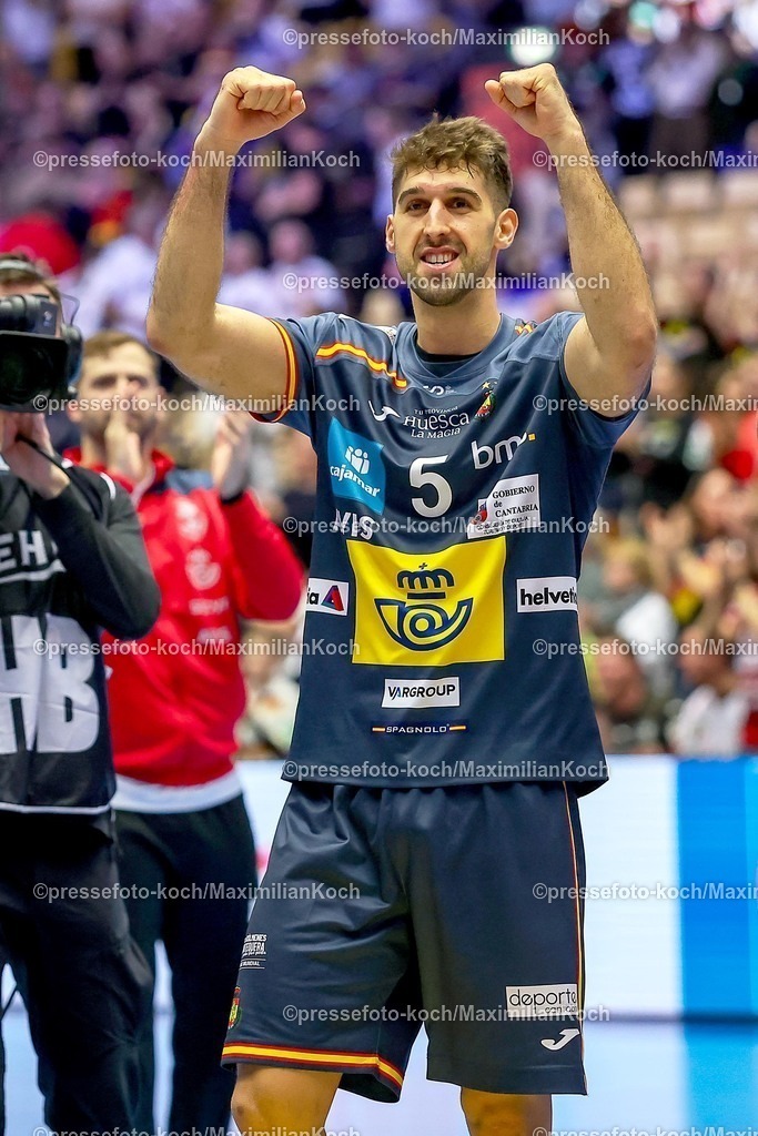 EHF17012601114 | 17.01.2026, Handball, Men's EHF EURO 2026, Österreich - Spanien, Jyske Bank Boxen in Herning, Dänemark, Preliminary Round: Abschlussjubel Spanien nach dem Sieg gegen Österreich  Antonio Serradilla Cuenca (Espania #05) 
