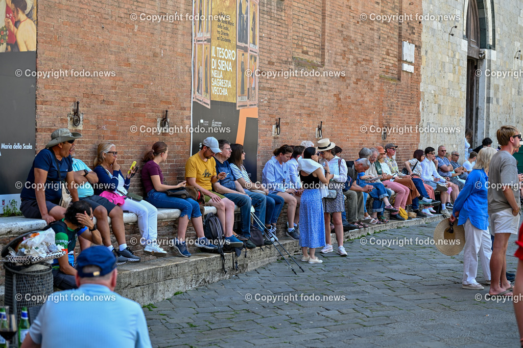 Italien_ Toscana_ Siena_ 27.05.2024-66 | 27.05.2024, Italien, ITA, Toskana, Siena im Bild Stadtansichten, Gebäude, Architektur, Touristen, Historisch, Souvenier, Piazza Del Campo, Dom von Siena


Siena ist Hauptstadt der Provinz Siena und gilt als eine der schönsten Städte der Toskana und Italiens. Die historische Altstadt gehört seit 1995 zum UNESCO-Welterbe. 

