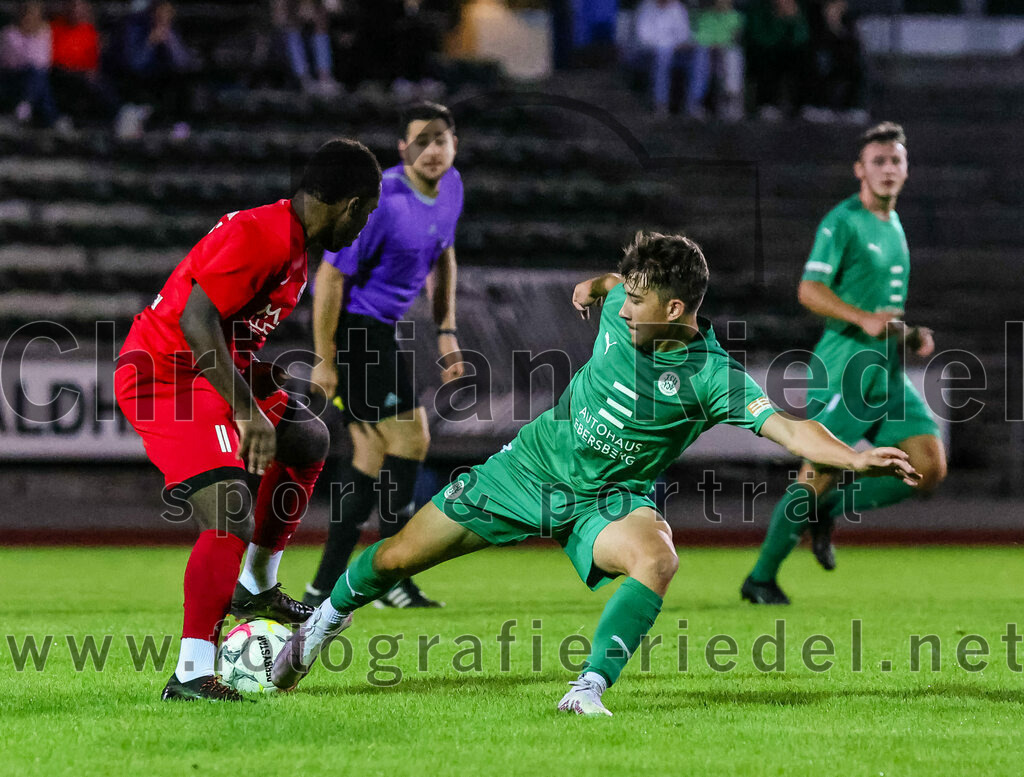2023-09-01_048_SC_Baldham-Vaterstetten_gegen_TSV_1877_Ebersberg | Vaterstetten, Deutschland, 01.09.2023:
Fußball, Kreisliga 2023 / 2024, 3. Spieltag, SC Baldham-Vaterstetten gegen TSV 1877 Ebersberg, Ergebnis: 1:2

Aime Kalenga-Mutombo (SC Baldham-Vaterstetten, #11), Felix Hoppe (TSV 1877 Ebersberg, #17)

Foto: Christian Riedel / fotografie-riedel.net