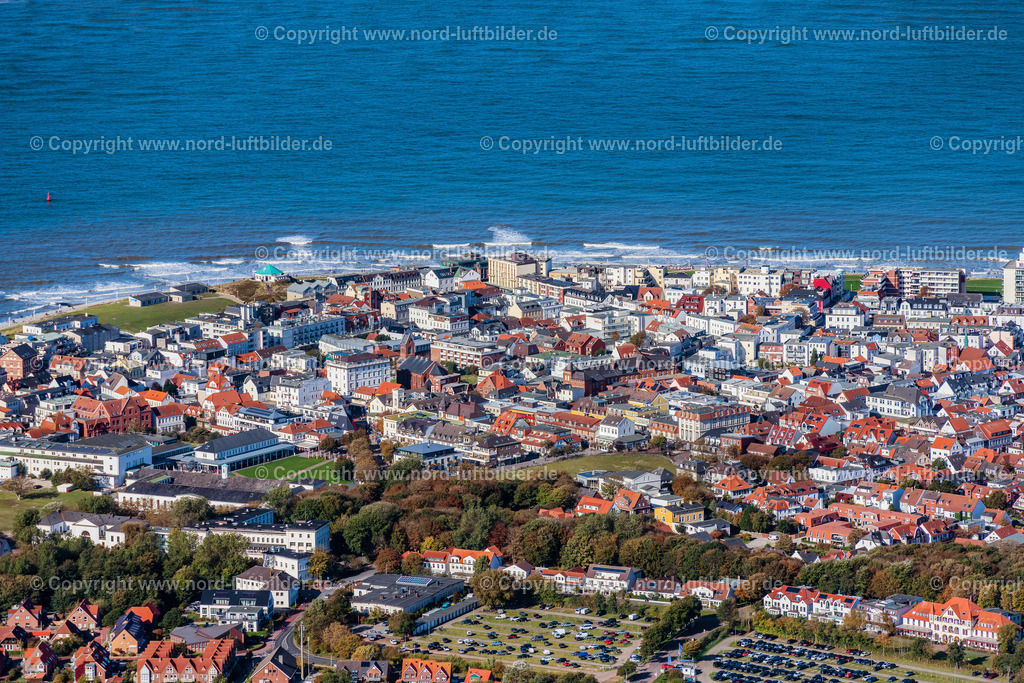 Norderney_Ortsansicht_ELS_5578091022 | NORDERNEY 09.10.2022 Inselbereich Norderney mit dem Ortskern und Uferbereich, Strand  in Norderney im Bundesland Niedersachsen, Deutschland. // Island area Norderney with the village center in Norderney in the state Lower Saxony, Germany. Foto: Martin Elsen