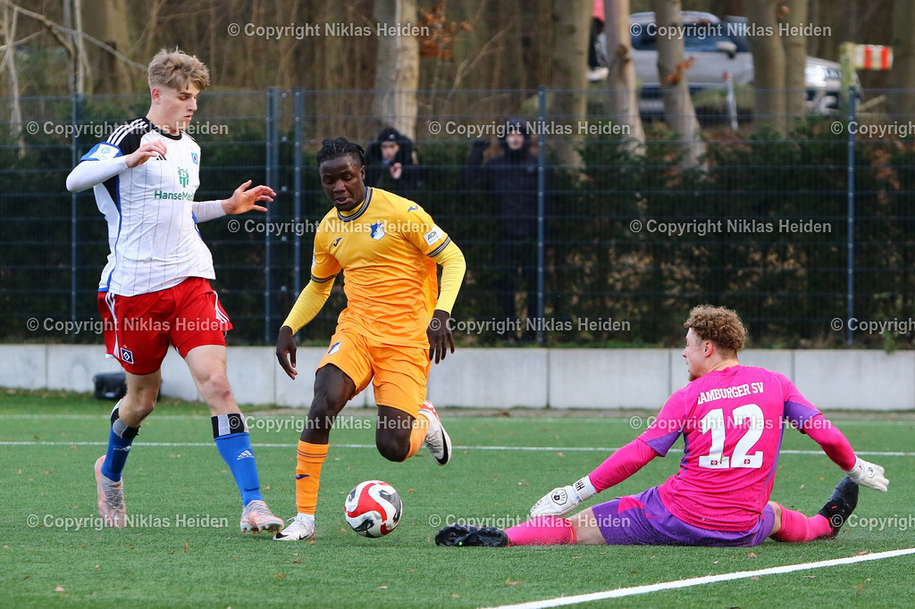 NH_HamburgerSVU19_TSG1899HoffenheimU19_JuniorenDFBPokal_17122023 | #17 Ricardo Wagner (TSG 1899 Hoffenheim U19) umkurvt #12 Hannes Steffen Hermann (Hamburger SV U19) und trifft  zum 4:0.

Viertelfinale I Junioren DFB-Pokal I 17.12.2023