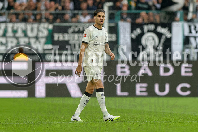 Borussia Mönchengladbach vs SV Werder Bremen - Bundesliga  | Mönchengladbach, Deutschland, 14.09.25:   Kevin Diks (Borussia Mönchengladbach) schaut waehrend des Spiels der Bundesliga zwischen Borussia Mönchengladbach vs SV Werder Bremen im Stadion im Borussia Park(Foto von Brauer-Fotoagentur / Adrian Schlueter)
