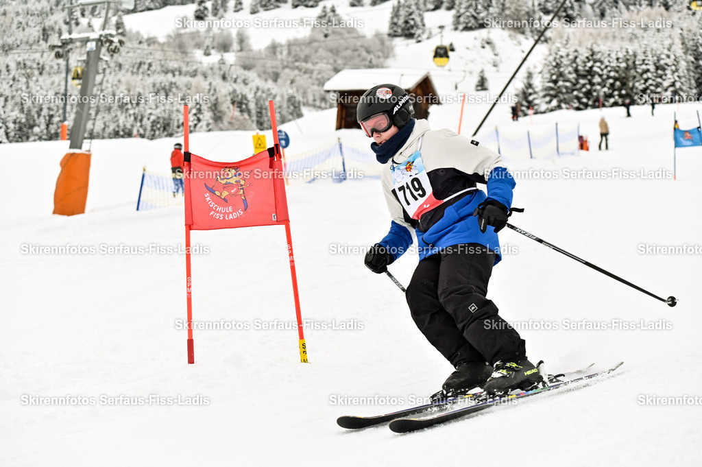 SRF_20.02.2026_0829 | Skirennfotos,Serfaus,Fiss,Ladis,Kinderskirennen,Winter,Tirol,Oberland,skirace,SFL,feelfree,weil wir's genießen,ski,Ski,skifahren,Sonnenplateau, - Realisiert mit Pictrs.com