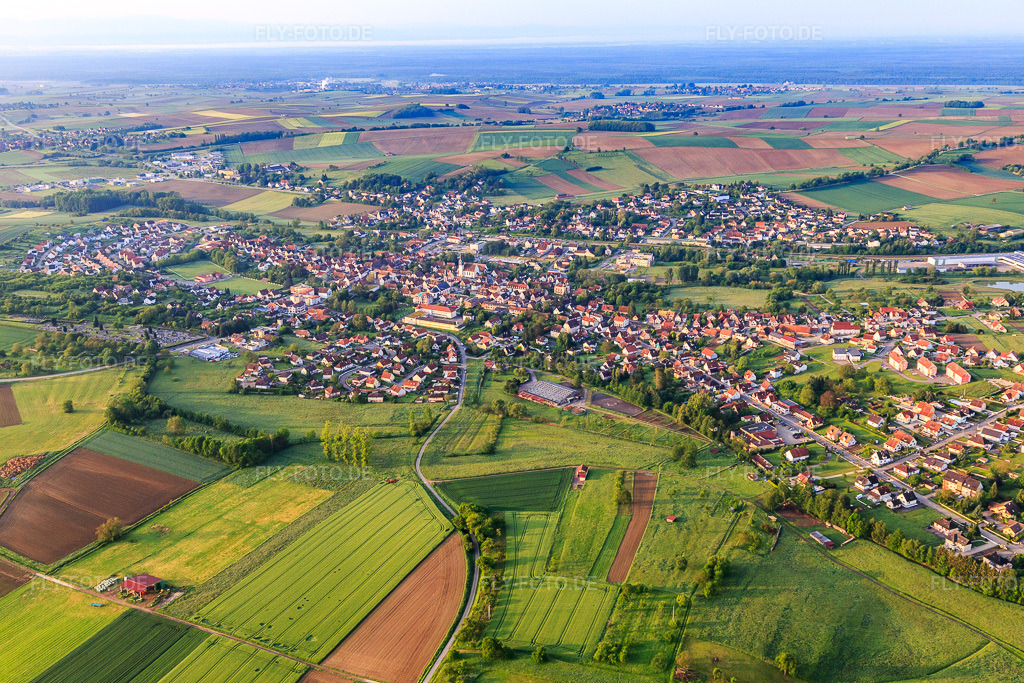 Luftbild: Ortsansicht aus Nordosten in Soultz-sous-Forêts im Bundesland Bas-Rhin in Frankreich. – Foto: IMG_113976.jpg vom 23.05.2019 durch Werner Riehm/FLY-FOTO.de – Auflösung des Originals: 5472 x 3648 px