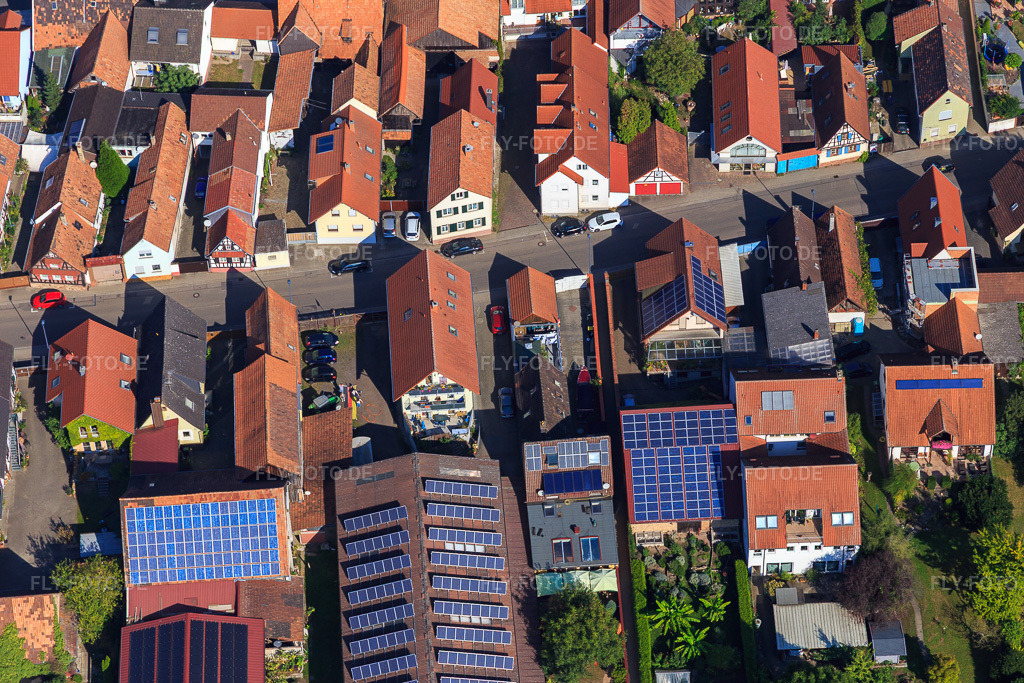 Luftbild: Scheuern mit PV-Dächern an der Rheinstr in Kandel im Bundesland Rheinland-Pfalz in Deutschland. Foto: IMG_094980.jpg vom 24.09.2016 durch Werner Riehm/FLY-FOTO.de