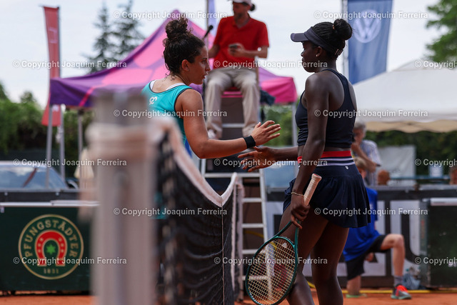 2024.07.20TennisFinaleDa_1868 Kopie | Darmstadt am 21. Juli 2024 xJFAx  48. Internationalen Damen-Tennisturnier des TCB 2000 Darmstadt Finale Angela FITA BOLUDA (ESP) vs Victoria MBOKO (CAN) Bild: v. li.Angela FITA BOLUDA (ESP) und  Victoria MBOKO (CAN)  klatschen sich ab nach dem Spiel - Realisiert mit Pictrs.com