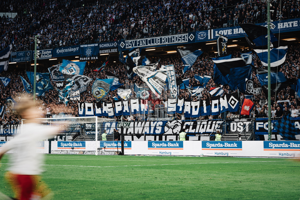Fußball | Männer | Saison 2024/2025 | 2. Fußball-Bundesliga | 27. Spieltag | Hamburger SV vs. SV 07 Elversberg | 28.03.2025 | Die Nordkurve des HSV, Fans mit einem Banner Volkspark Stadion