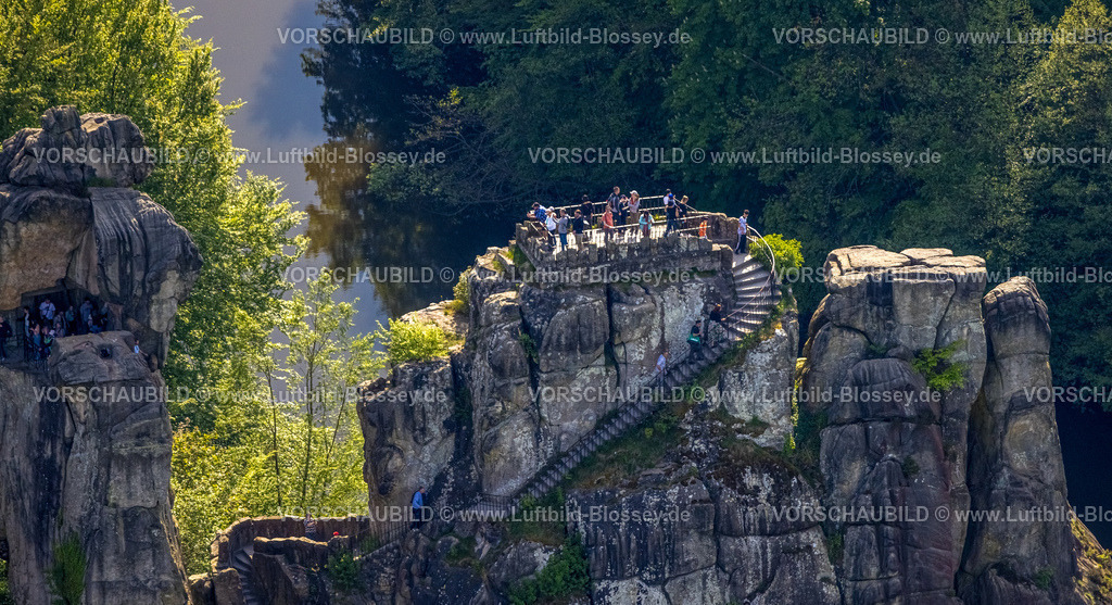 Horn-BadMeinberg240505954Externsteine | Luftbild, Externsteine, historische Sehenswürdigkeit im NSG Naturschutzgebiet, markante Felsformation mit Besucher Plattform und Treppenaufgang, Oberer See mit Fluss Wiembecke und  Liegewiese mit Besuchern, Teutoburger Wald, Holzhausen-Externsteine, Horn-Bad Meinberg, Ostwestfalen, Nordrhein-Westfalen, Deutschland