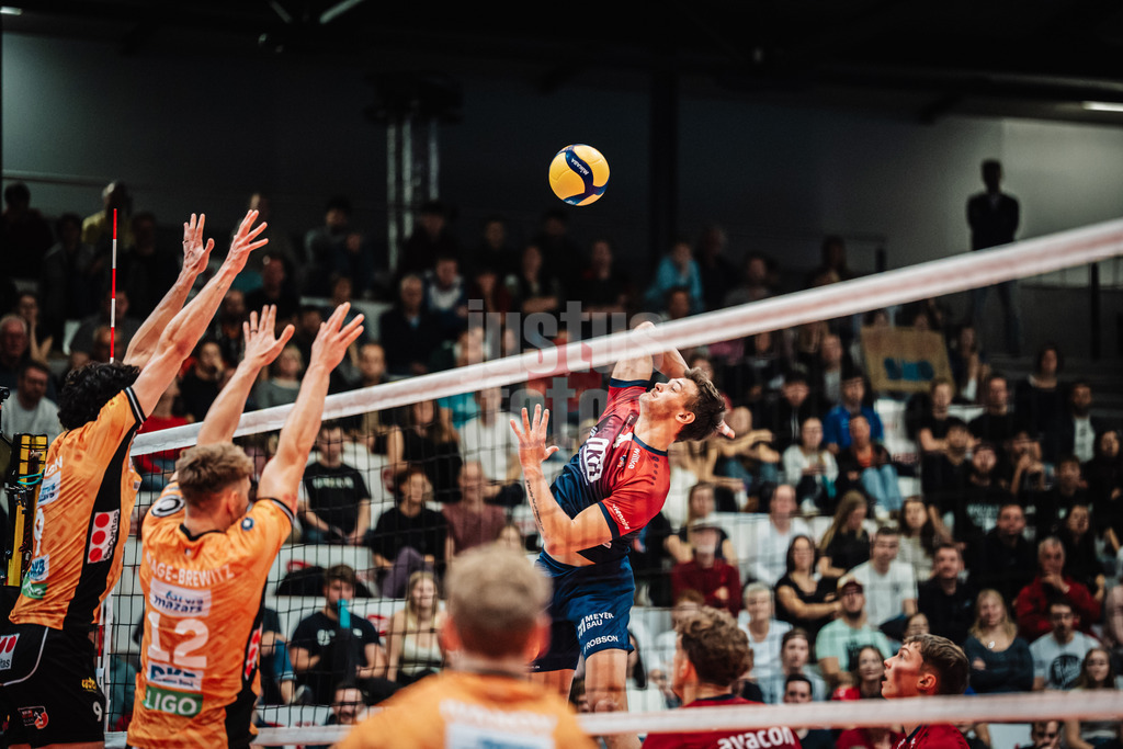 Volleyball | Herren | Saison 2025/2026 | Volleyball Ligacup | Finale | SVG Lüneburg vs. Berlin Recycling Volleys | 12.10.2024 | Christopher Byam (#4, SVG Lüneburg) beim Angriff
