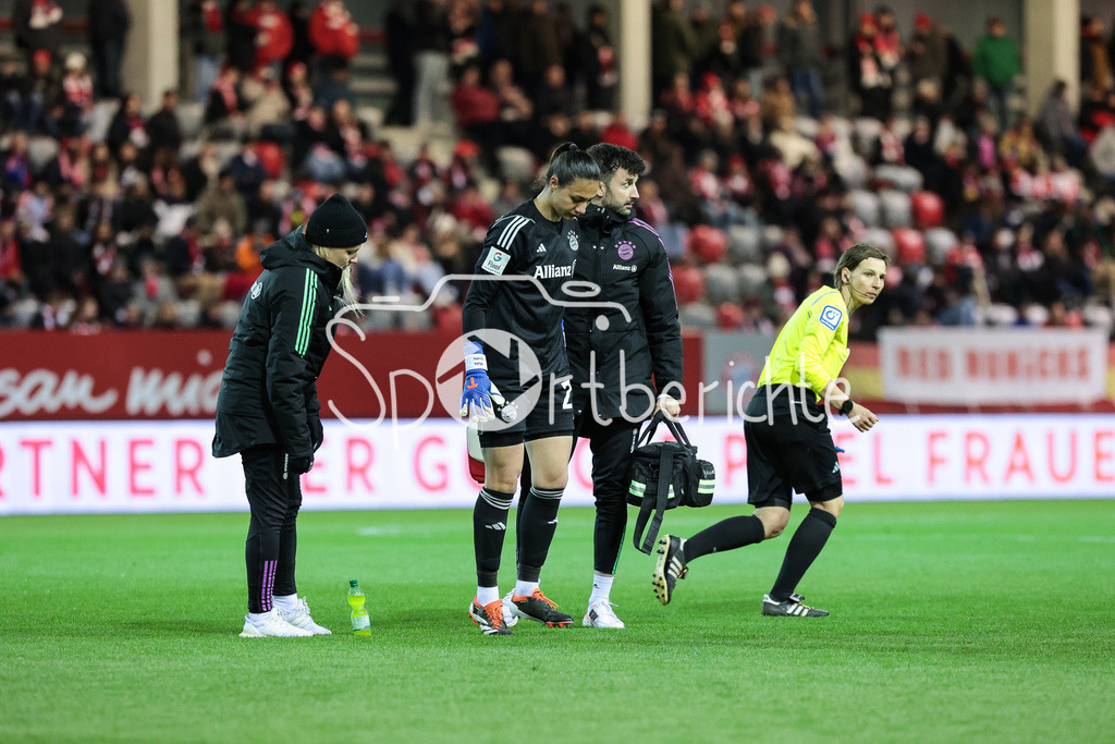FC Bayern München Frauen - SV Werder Bremen Frauen | Die verletzte Torfrau des FC Bayern Maria-Luisa GROHS (FCB #22) wird auf dem Feld behandelt / Schiedsrichterin Christine WEIGELT