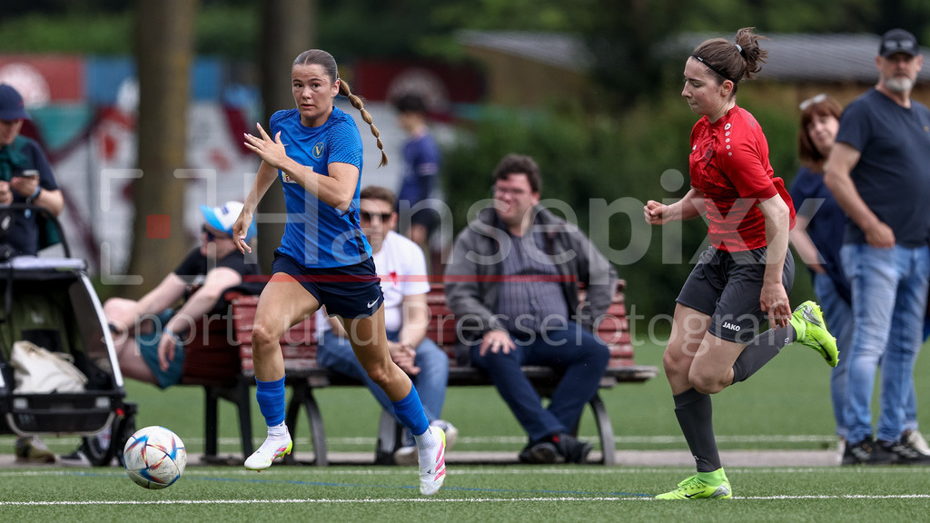 Fussball, Aufstiegsrunde Regionalliga Nord Frauen, FC Union 60 - SC Victoria Hamburg | v.li.: Finja Paape (SC Victoria Hamburg, 17) und Jette Wille (FC Union 60 Bremen, 3) im Zweikampf, Duell, Dynamik, Aktion, Action, Spielszene