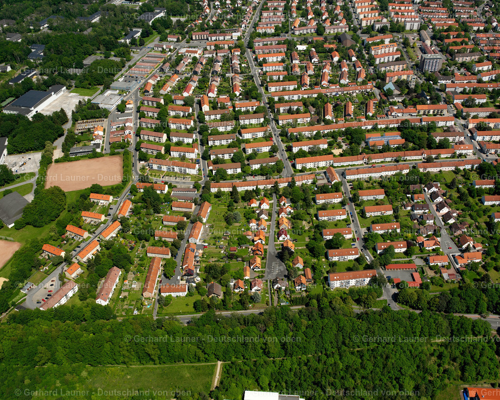 2638401 | GOSLAR 09.06.2006 Wohngebiet - Mischbebauung der Mehr- und Einfamilienhaussiedlung  in Goslar im Bundesland Niedersachsen, Deutschland // Residential area - mixed development of a multi-family housing estate and single-family housing estate  in Goslar in the state Lower Saxony, Germany Foto: Gerhard Launer