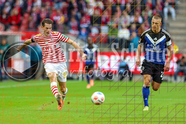 1. FC Köln vs Hamburger SV - 1. Bundesliga  | Köln, Deutschland, 02.11.25:   Jakub Kaminski (1. FC Köln) in Aktion am Ball, Einzelaktion waehrend des Spiels der Bundesliga zwischen  1. FC Köln vs Hamburger SV in der RheinEnergieStadion(Foto von Brauer-Fotoagentur / Adrian Schlueter)