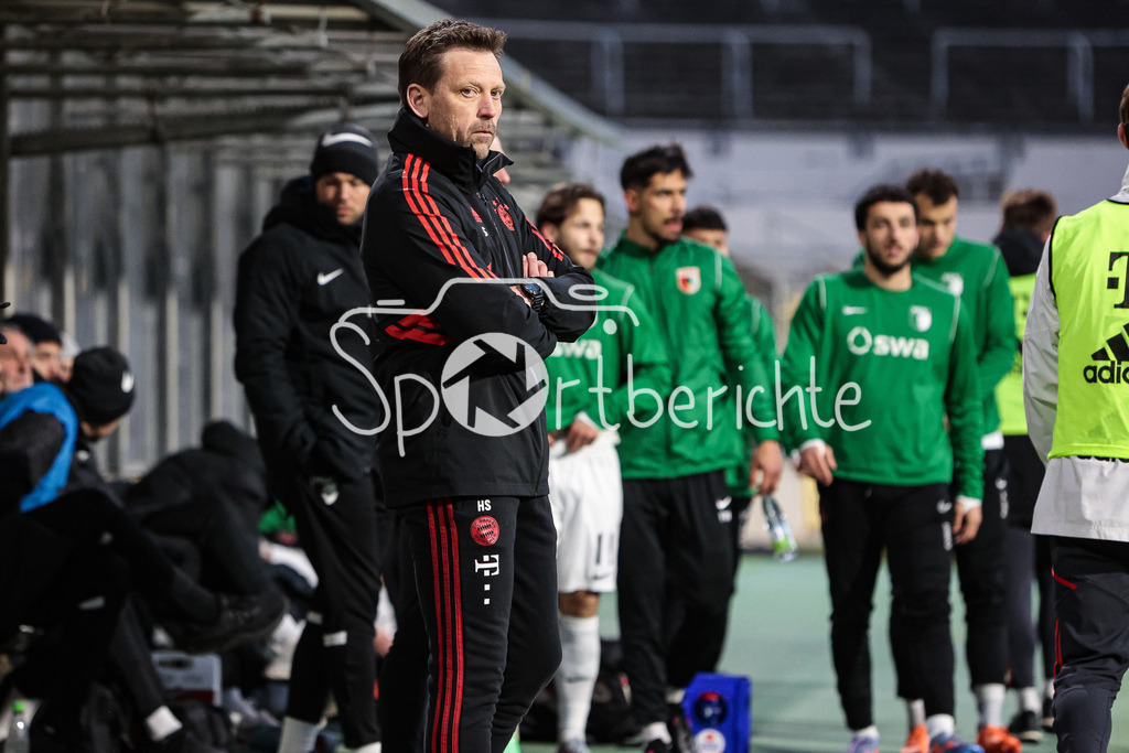 FC Bayern Amateure - FC Augsburg II | Bayern Trainer Holger SEITZ in Aktion / Freisteller / Einzelfoto