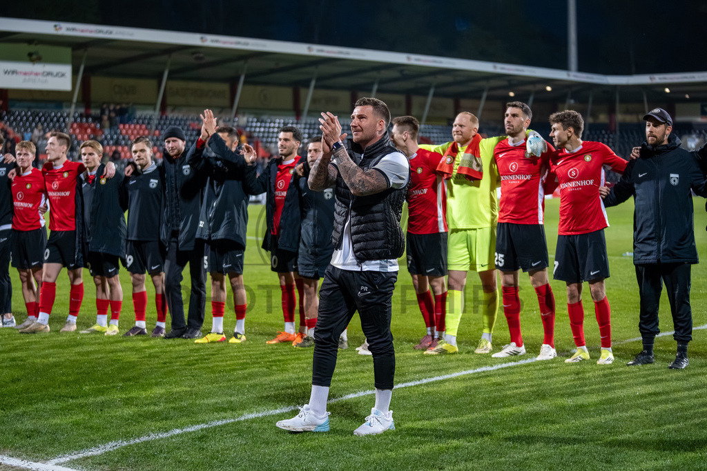 SG Sonnenhof Großaspach vs. SGV Freiberg, Fussball, Regionalliga Suedwest, 30. Spieltag, 22.04.2026 | Pascal Reinhardt (Trainer SG Sonnenhof Großaspach) bedankt sich bei den Fans,SG Sonnenhof Großaspach vs. SGV Freiberg, Fussball, Regionalliga Suedwest, 30. Spieltag, 22.04.2026