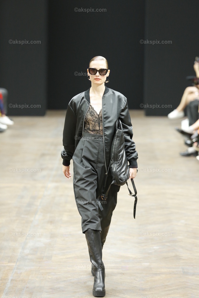 Kilian Kerner auf der  MBFW Spring/Summer 2023 | Mercedes-Benz Fashion Week (MBFW)  Frühling / Sommer 2023 im Hotel Telegraphenamt Berlin in Berlin-Mitte. Die Kollektionen von Kilian Kerner auf der MBFW Spring/Summer 2023. Das Bild zeigt Models mit der Kollektion von Kilian Kerner.