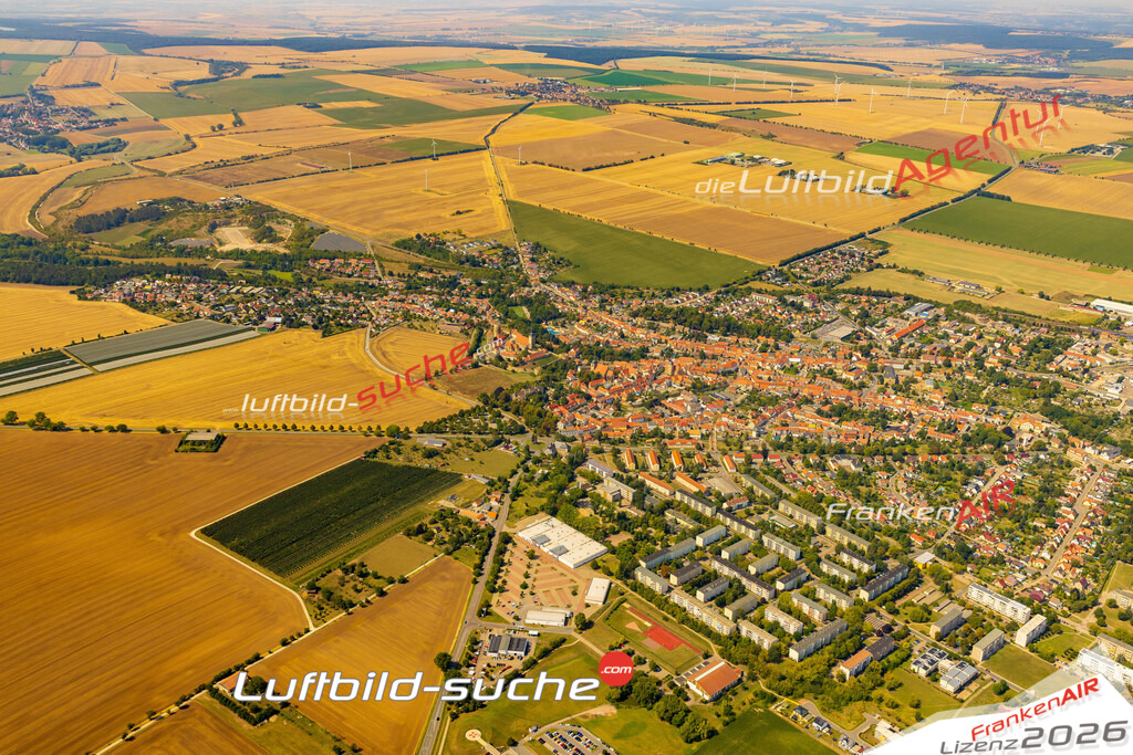 Bild der Stadt Querfurt - Die Luftaufnahme wurde 2025 vom UL-Flugzeug heraus erstellt ( keine Drohne ) - Hochauflösende Luftaufnahme - für professionelle Ausdrucke geeignet. Die Geschenkidee !Hier alle&nbsp;Infos zur Lizenzierung der LuftaufnahmeWir fliegen auch dieses Jahr wieder in Ihre Region um Luftbilder zu erstellen.- Luftbild anfragen