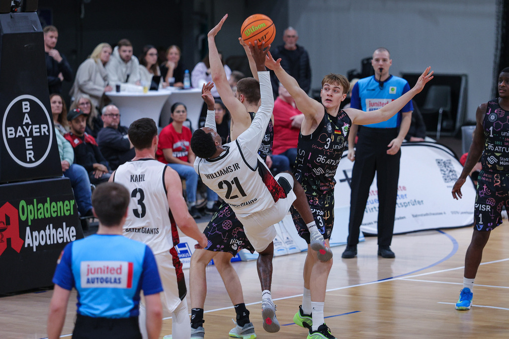 Pro A BAYER GIANTS vs Uni Baskets Münster-17 | Fotos von Basketballspielen aus dem Raum NRW fotografiert von Gero Mueller-Laschet und Daniel Schaefer - Realisiert mit Pictrs.com