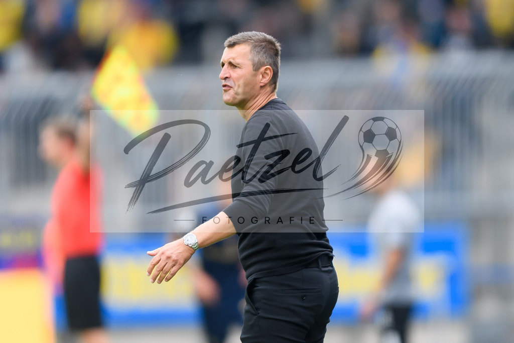 EBSTSV20210828_037 | Fussball, Herren: Trainer Michael Koellner (TSV 1860 Muenchen) gestikuliert beim Spiel der 3. Liga zwischen Eintracht Braunschweig und TSV 1860 Muenchen im Eintracht-Stadion am 28.08.2021 in Braunschweig, Deutschland.DFB / DFL REGULATIONS PROHIBIT ANY USE OF PHOTOGRAPHS AS IMAGE SEQUENCES AND/OR QUASI-VIDEO. - Realisiert mit Pictrs.com
