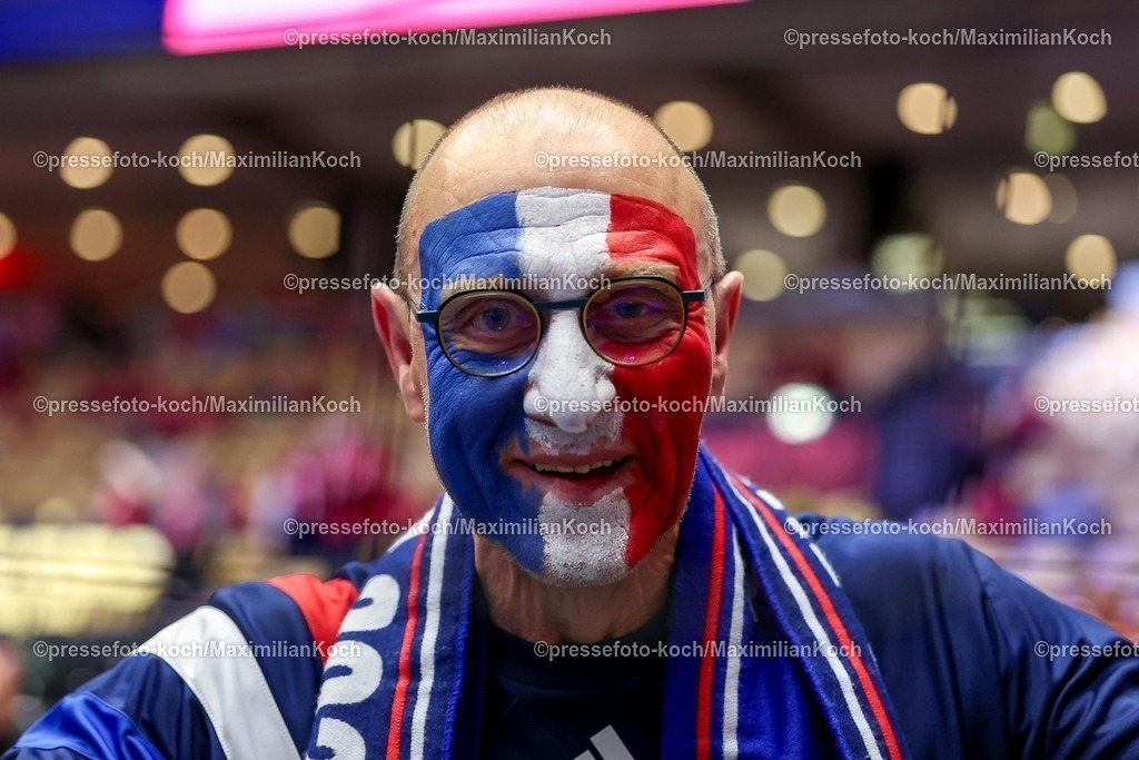 EHF24012601146 | 24.01.2026, Handball, Men's EHF EURO 2026, Frankreich - Portugal, Jyske Bank Boxen in Herning, Dänemark, Main Round: Feature Ein geschminkter Fan jubelnd nach dem Sieg der Franzosen