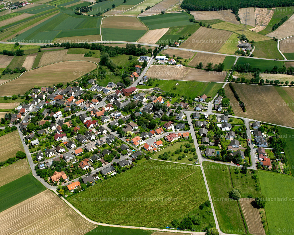 2626247 | QUERBACH 09.06.2006 Ortsansicht am Rande von landwirtschaftlichen Feldern und Nutzflächen  in Querbach im Bundesland Baden-Württemberg, Deutschland // Village view on the edge of agricultural fields and land  in Querbach in the state Baden-Wuerttemberg, Germany Foto: Gerhard Launer