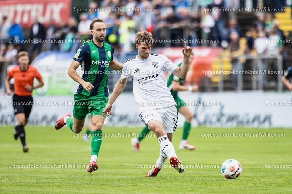 xKWI02082501033 | 02.08.2025, xkwix, Fußball, Regionalliga West, FC Gütersloh - 1. FC Bocholt, Ohlendorf Stadion im Heidewald: Julius Langfeld ( FC Gütersloh #10 ) im Zweikampf gegen Maximilian Adamski (1.FC Bocholt #11)