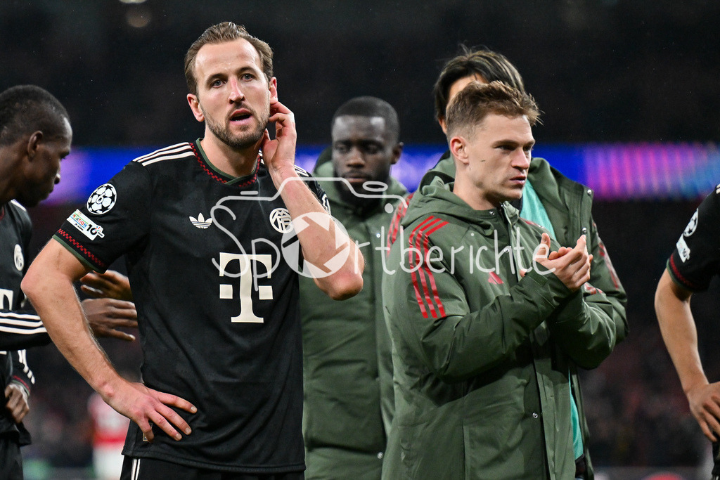 Arsenal FC - FC Bayern München | LONDON, ENGLAND - 26. NOVEMBER: die Spieler der Bayern bedanken sich mit hängendem Kopf bei den mitgereisen Fans nach dem Ligaspiel zwischen Arsenal London und dem FC Bayern München am 5. Spieltag der UEFA Champions League im Emirates Stadium am 26.11.2025 / Harry KANE (FC Bayern Munich 9) Joshua KIMMICH (FC Bayern Munich 6)