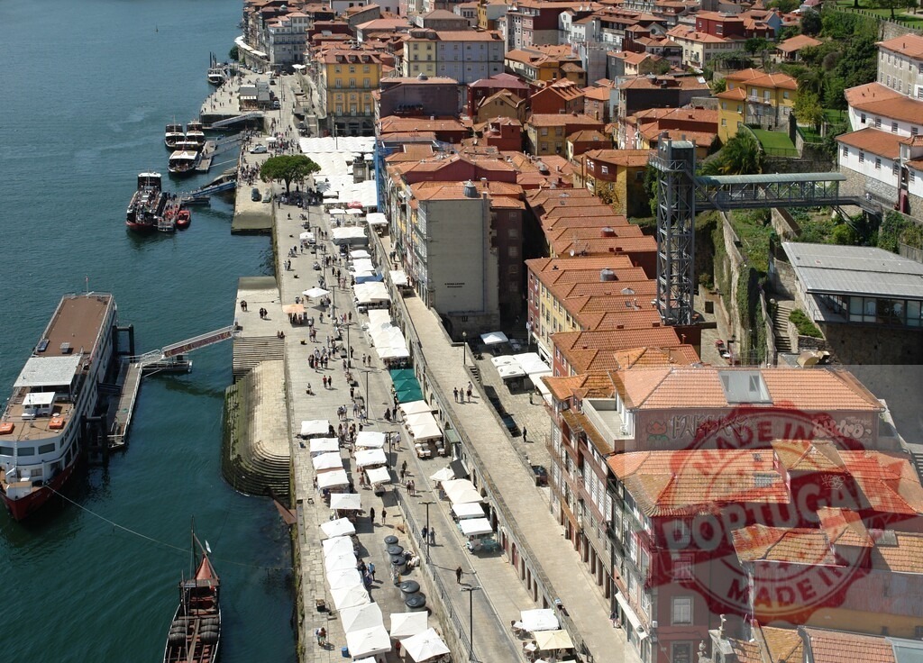 Porto Ribeira district cityscape along Douro River | Porto Ribeira district showing historic buildings, riverside promenade with market stalls, and boats - Realisiert mit Pictrs.com