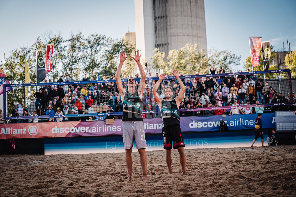 Beachvolleyball | Männer | Allianz German Beach Tour 2025 | Tourstop Berlin | 23.08.2025 | v.l. Eric Stadie-Seeber und Jannik Kühlborn jubeln nach dem Sieg