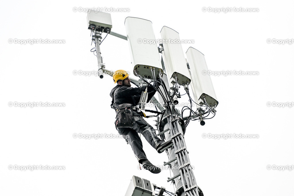 Mobilfunktechniker_ 19.04.2023-10 | 19.04.2023, Sattledt, AUT, Mobilfunk, Mobilfunktechniker, Handymast, im Bild Mobilfunk, Mobilfunktechniker, Handymast, Antennenanlage