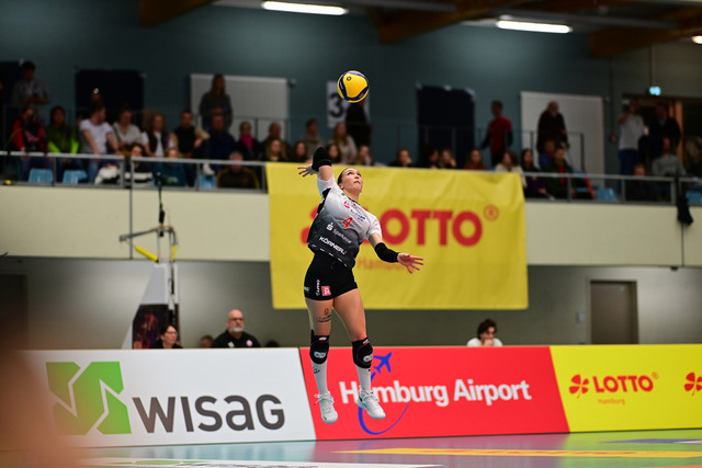 Volleyball I Frauen I Saison 2025-2026 I Bundesliga I 5. Spieltag I ETV Hamburger Volksbank Volleys - Dresdner SC I 08267 | Emma Grome (4, Dresdner SC) - Realisiert mit Pictrs.com